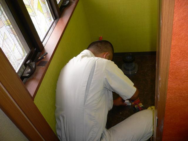 群馬館林　店舗トイレ内壁紙・フローリング